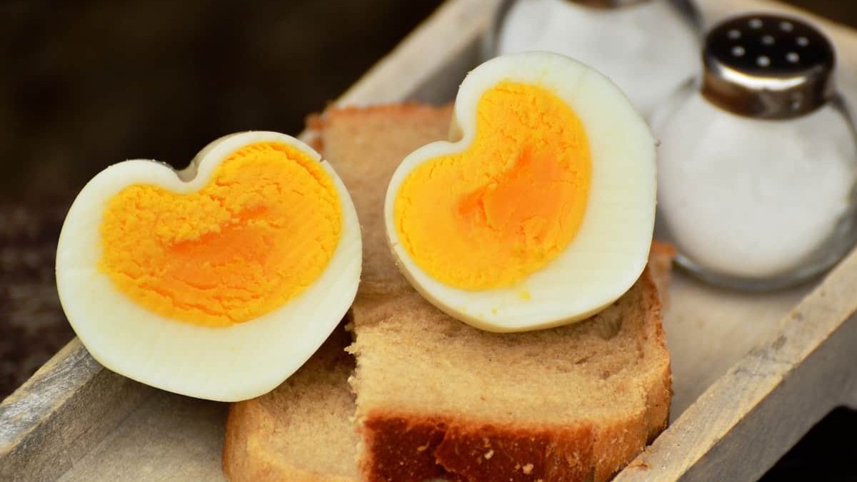 How To Poach An Egg: Three quick and very simple methods